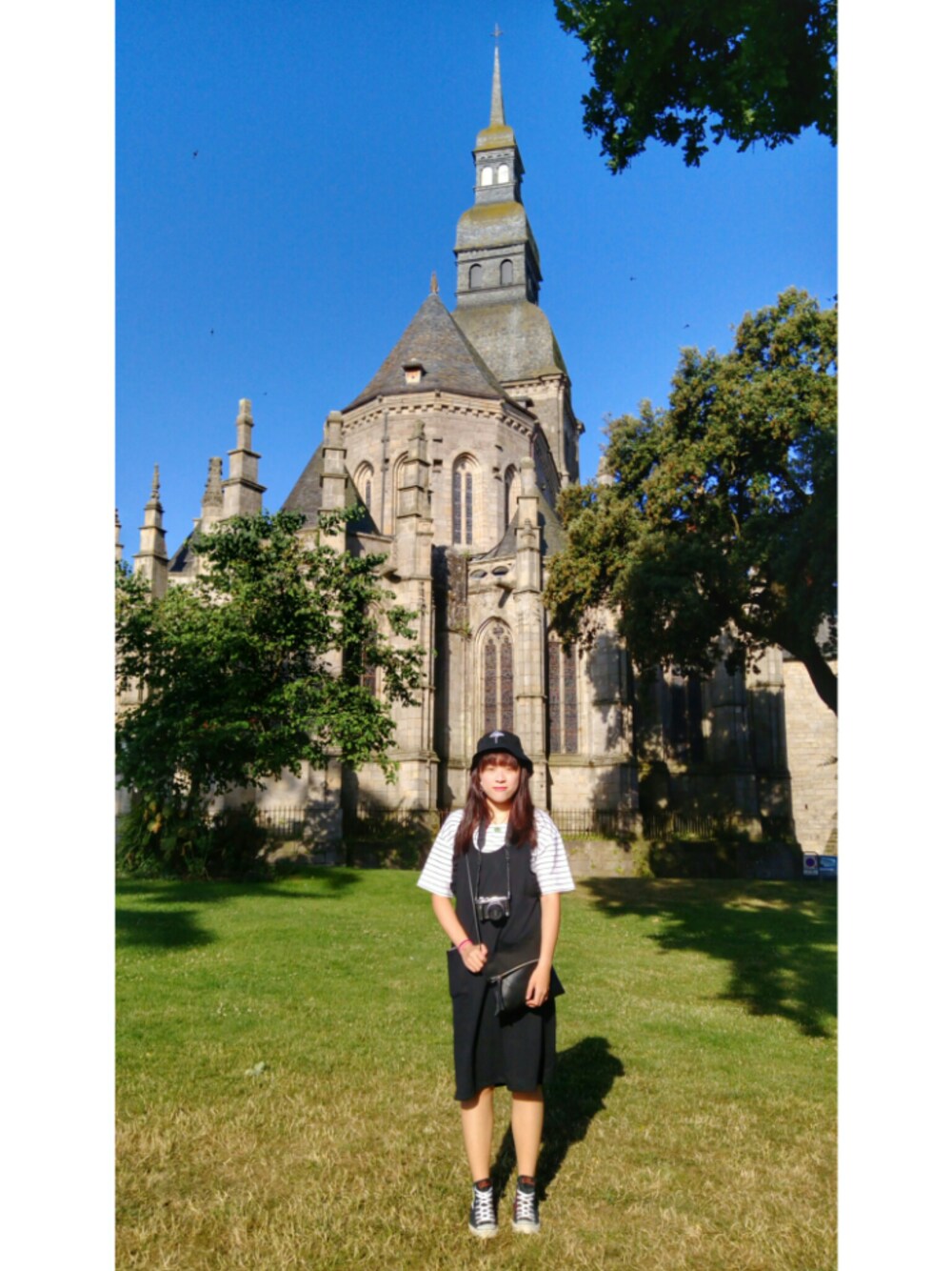 「dinan、France、法國、迪南、教堂⛪️、church」｜「NETのアイテム（ジャンパースカート、ブラック系）」を使った、曉螞蟻さん（レディース・167cm）の夏コーディネートの1枚目の写真