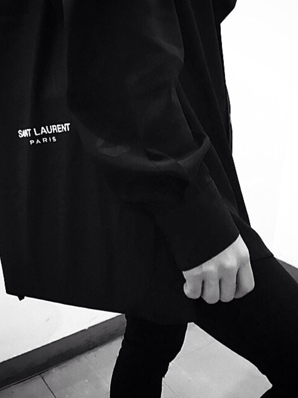 「SAINT LAURENT PARISのアイテム（シャツ/ブラウス、ブラック系）」を使った、Takuto  Kobayashiさん（メンズ・165cm）の春コーディネートの1枚目の写真
