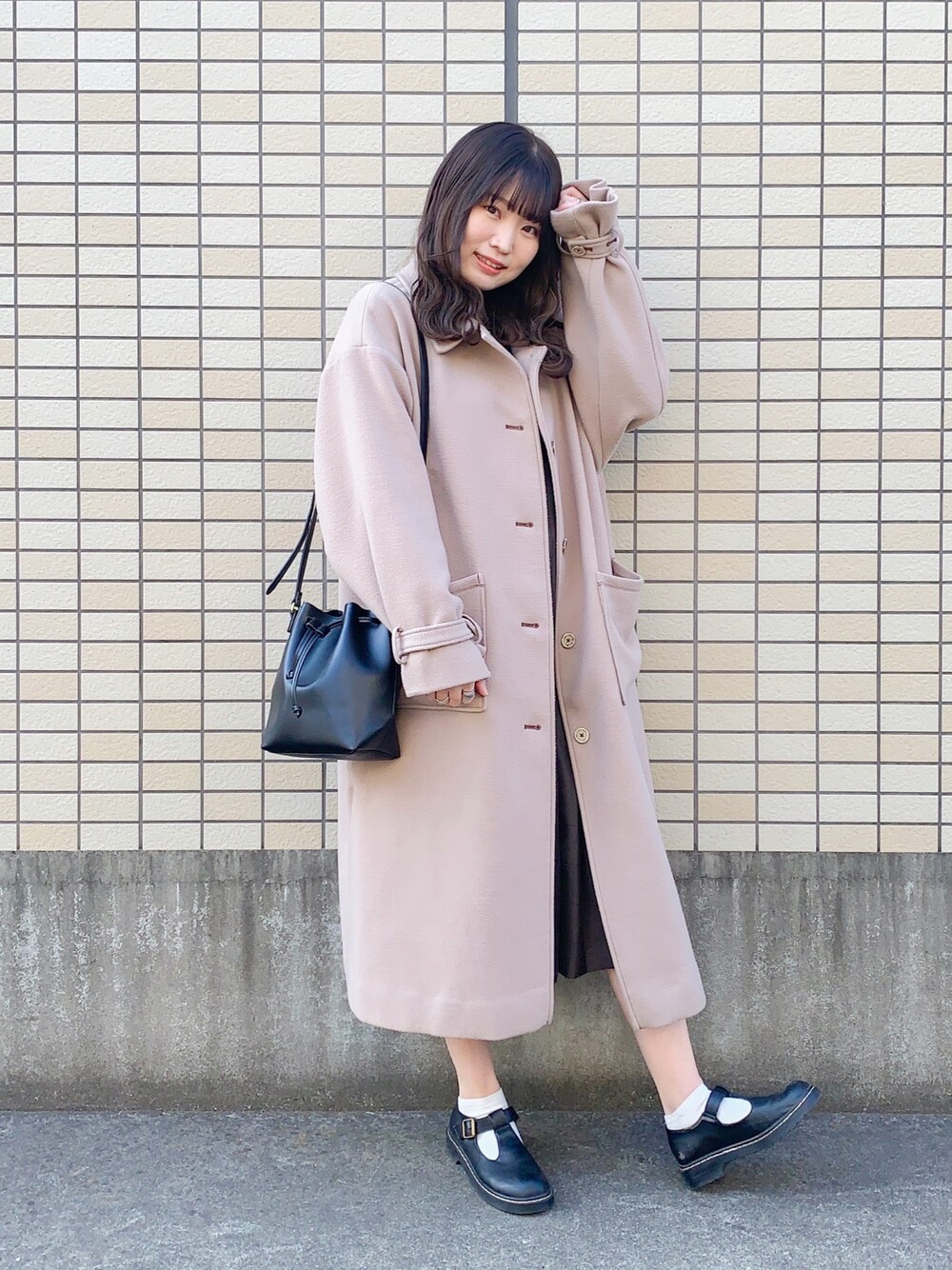 「KBF、ehka sopo、ボリューム袖、ジャンパースカート、オトナカジュアル、大人ガーリー、バレンタイン、デート、チョコ色に染まれ」｜「ehka sopoの【まる×ehka sopo】サイドスリットコート（ステンカラーコート、ベージュ系）」を使った、みさきさん（レディース・162cm）の冬コーディネートの1枚目の写真
