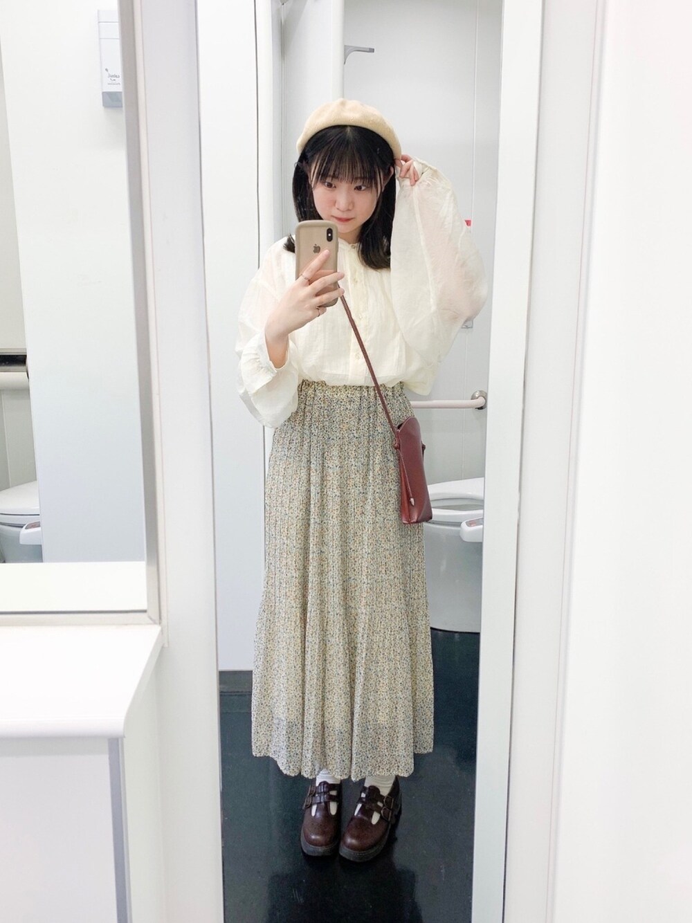 「ehka sopo、ベレー帽、シアーシャツ、シースルー、花柄スカート、プリーツスカート、ミニバッグ、ボリューム袖、ブラウン、ナチュラル」｜「CRAFT STANDARD BOUTIQUEのバックオープンシアーシャツ(バンドカラーシャツ)　＊◇（シャツ/ブラウス、ホワイト系）」を使った、みさきさん（レディース・162cm）の夏コーディネートの1枚目の写真