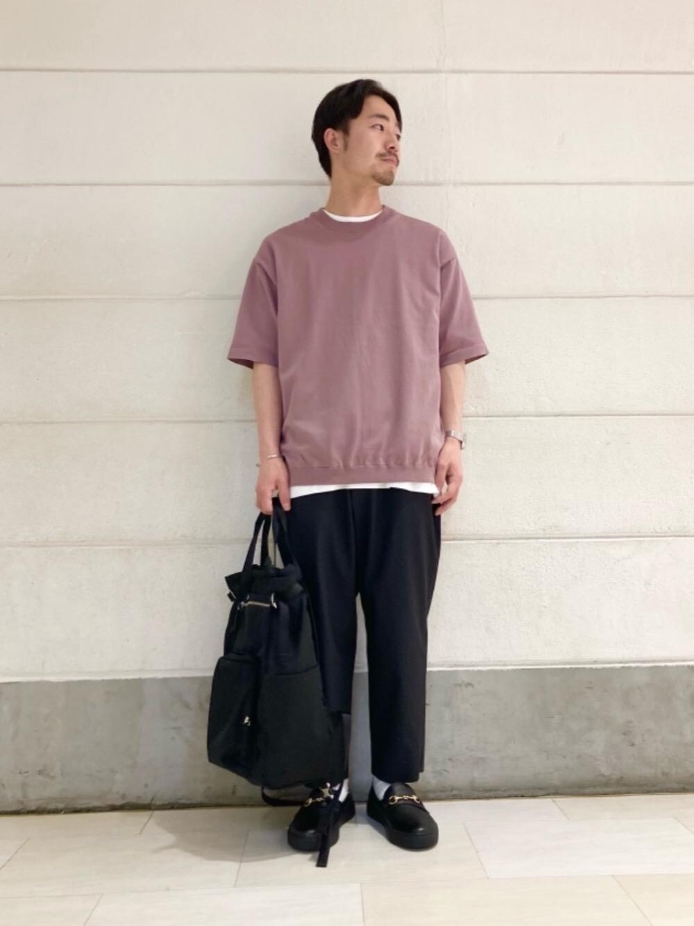 ホワイト系のTシャツ/カットソー、その他のスニーカー、ブラック系のトートバッグを着用したメンズの春コーディネートの1枚目の写真