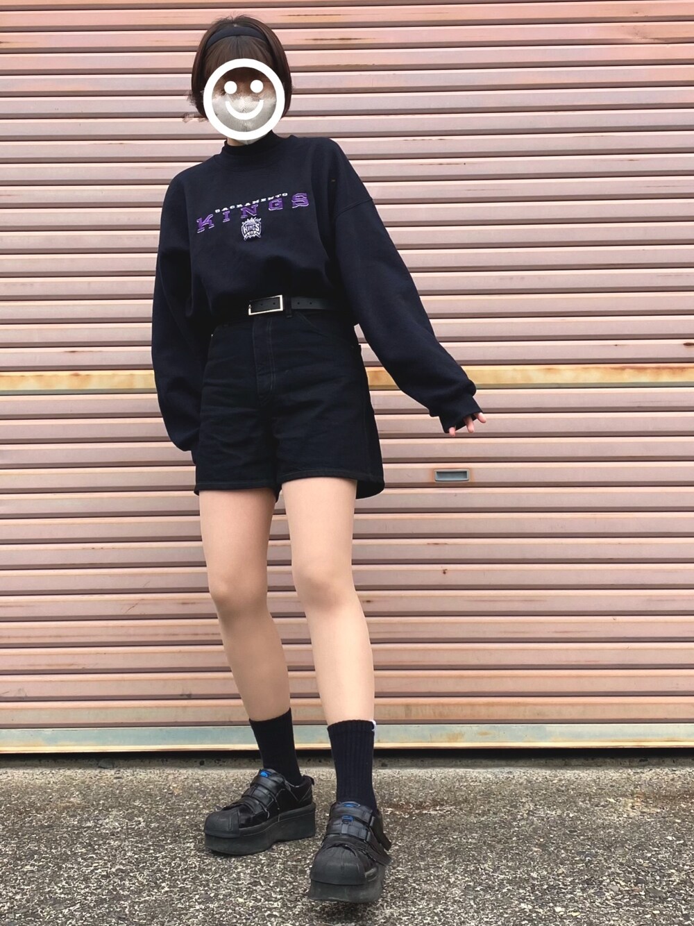 ブラック系のスウェット、ブラック系のデニムパンツ、ブラック系のスニーカーを着用したレディースの春コーディネートの1枚目の写真