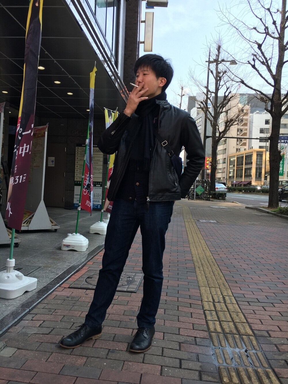 「天神、木曜日だけど朝まで飲みましょー、インフィニティー」｜「しまむらのアイテム（ライダースジャケット、ブラック系）」を使った、SHOGIさん（メンズ・180cm）の春コーディネートの1枚目の写真