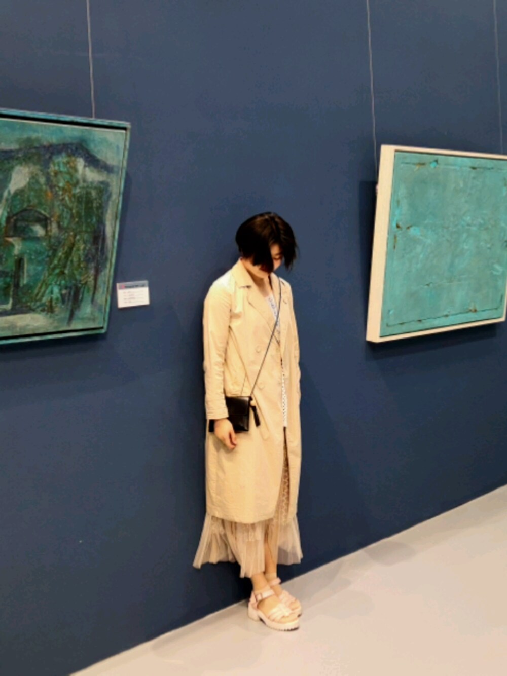 「美术馆、驼色、中长裙」｜「--のアイテム（トレンチコート、ベージュ系）」を使った、Erraticさん（レディース・161cm）の春コーディネートの1枚目の写真