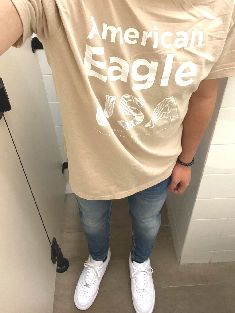 「ootd、牛仔褲、球鞋、AIR FORCE 1、stradivarius、American Eagle、ジーンズ、デニム、エアフォースワン、アメリカンイーグル」｜「American Eagleのアイテム（Tシャツ/カットソー、ベージュ系）」を使った、P.Y.さん（メンズ・172cm）の春コーディネートの1枚目の写真