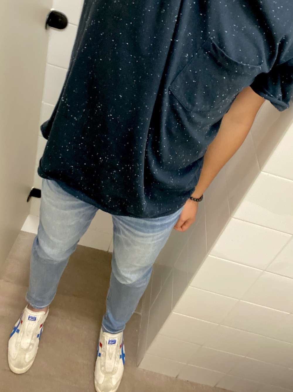「ootd、牛仔褲、jeans、Onitsuka Tiger、American Eagle、H&M、アメリカンイーグル、オニツカタイガー、ジーンズ、デニム」｜「H&Mのアイテム（Tシャツ/カットソー、ブルー系）」を使った、P.Y.さん（メンズ・172cm）の春コーディネートの1枚目の写真