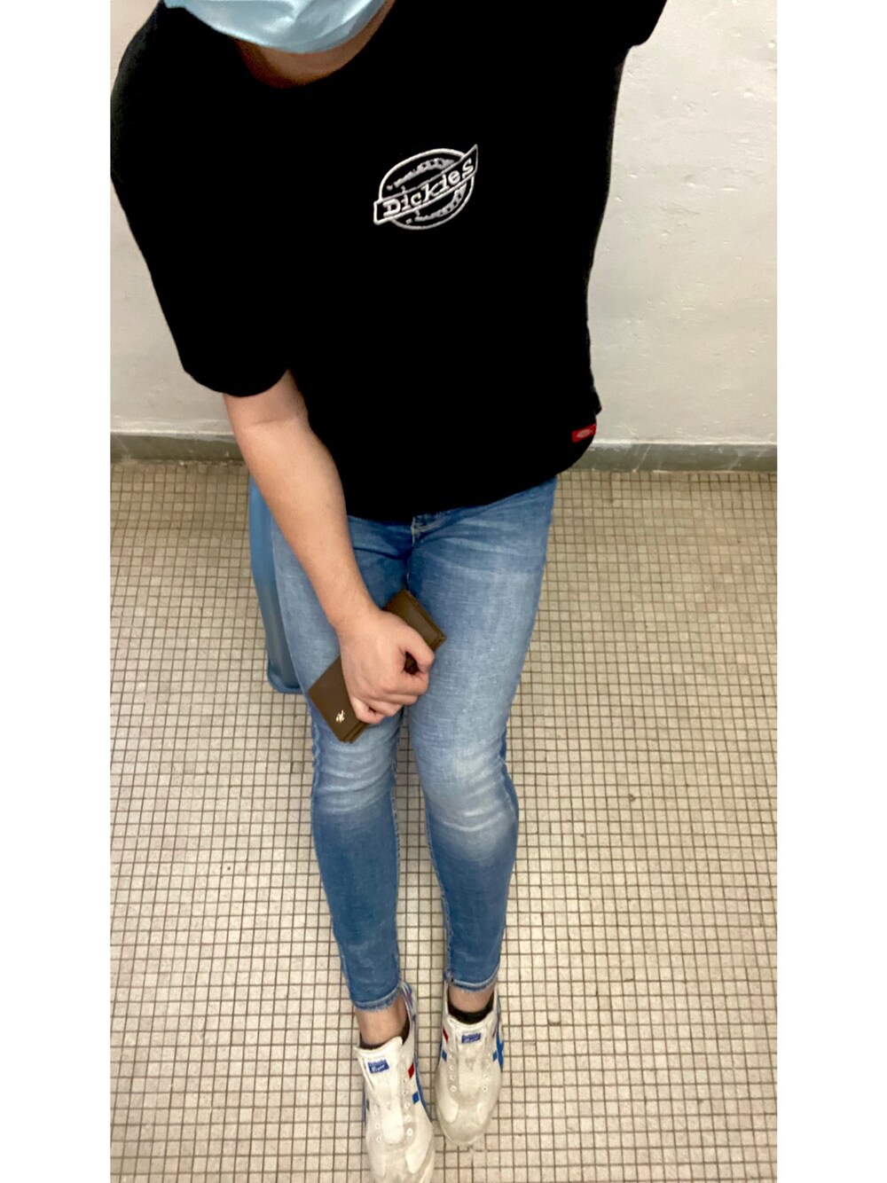 「ootd、Hong Kong、夏、通勤穿搭、休閒、通勤コーデ、サーフ、Dickies、stradivarius、Onitsuka Tiger」｜「Dickiesのアイテム（Tシャツ/カットソー、ブラック系）」を使った、P.Y.さん（メンズ・172cm）の春コーディネートの1枚目の写真