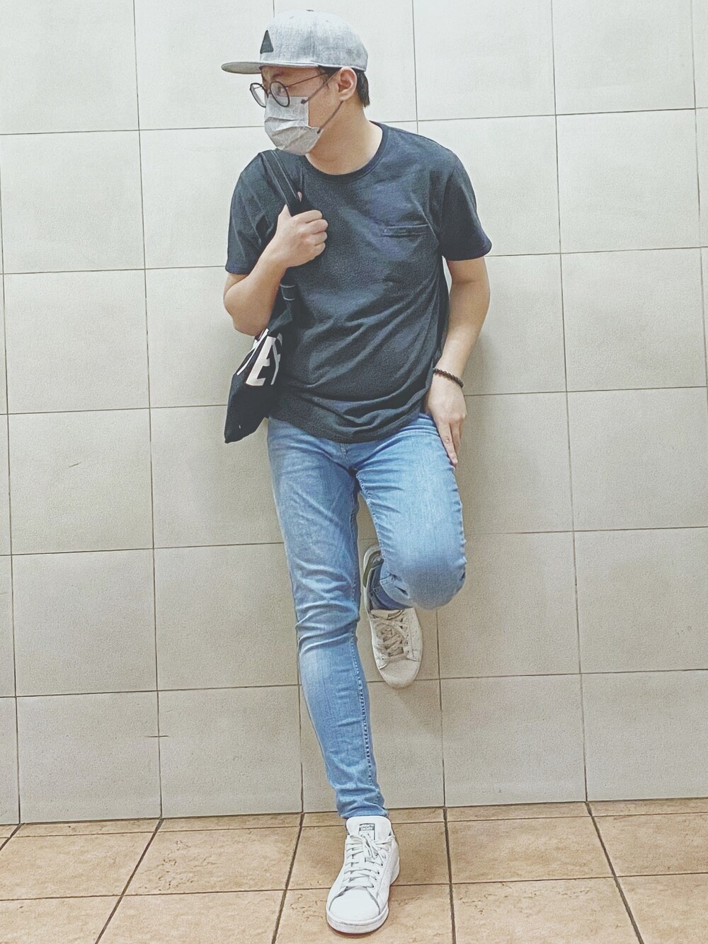 「ootd、Hong Kong、夏、休閒、休日スタイル、サーフ、superdry、Levi's、adidas、converse」｜「SuperDryのアイテム（キャップ、グレー系）」を使った、P.Y.さん（メンズ・172cm）の春コーディネートの1枚目の写真