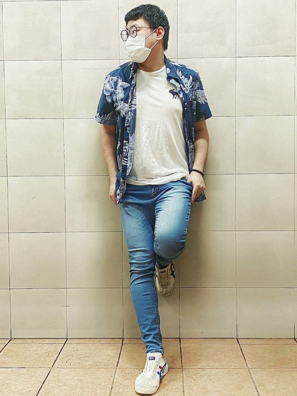 「ootd、Hong Kong、夏、通勤コーデ、通勤穿搭、サーフ、American Eagle、Abercrombie&Fitch、Pull&Bear、Onitsuka Tiger」｜「American Eagleのアイテム（シャツ/ブラウス、ブルー系）」を使った、P.Y.さん（メンズ・172cm）の春コーディネートの1枚目の写真