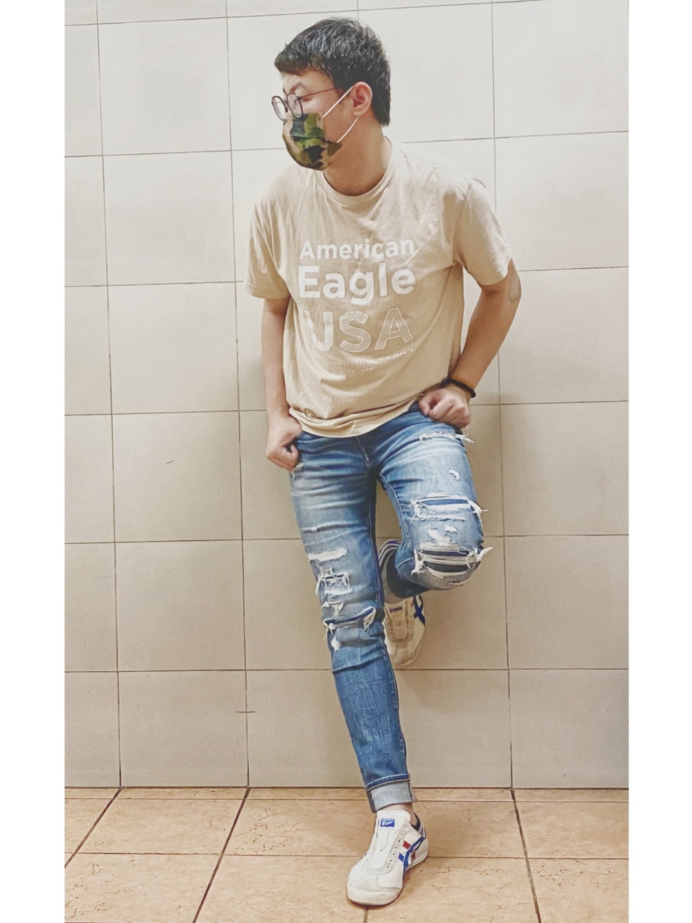 「ootd、Hong Kong、夏、通勤コーデ、通勤穿搭、サーフ、American Eagle、Onitsuka Tiger」｜「American Eagleのアイテム（Tシャツ/カットソー、ベージュ系）」を使った、P.Y.さん（メンズ・172cm）の春コーディネートの1枚目の写真