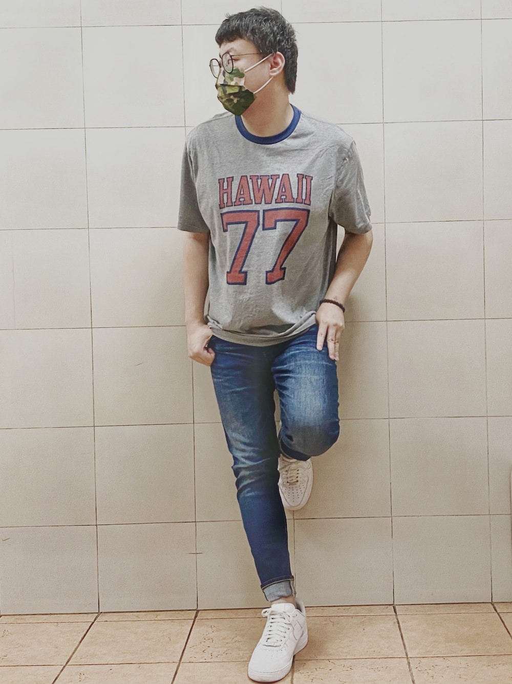 「ootd、Hong Kong、夏、通勤コーデ、通勤穿搭、サーフ、American Eagle、NIKE」｜「American EagleのAE Super Soft Graphic T-Shirt（Tシャツ/カットソー、グレー系）」を使った、P.Y.さん（メンズ・172cm）の春コーディネートの1枚目の写真