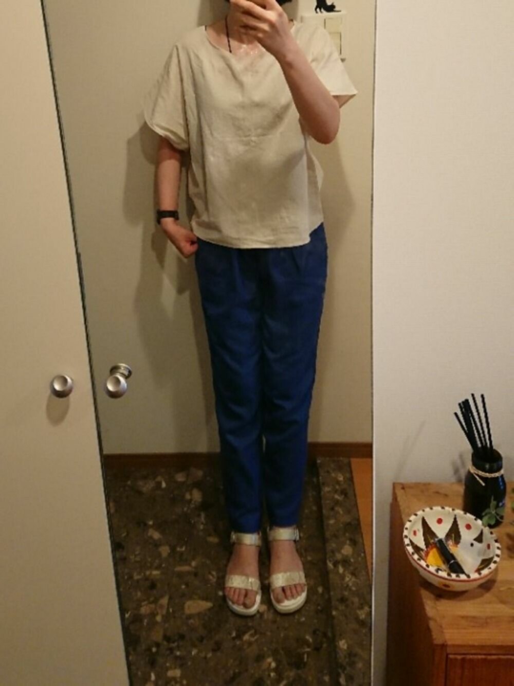 「カジュアル、オトナ女子」｜「SHIPSの【手洗い可能】リネンタックパンツ◇（その他パンツ、ブルー系）」を使った、リーダーさん（レディース・165cm）の夏コーディネートの1枚目の写真