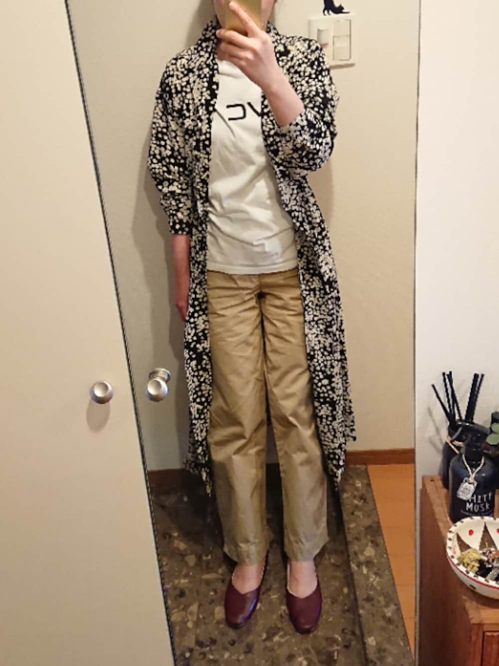 その他のワンピース、ホワイト系のTシャツ/カットソー、ベージュ系のチノパンツを着用したレディースの春コーディネートの1枚目の写真