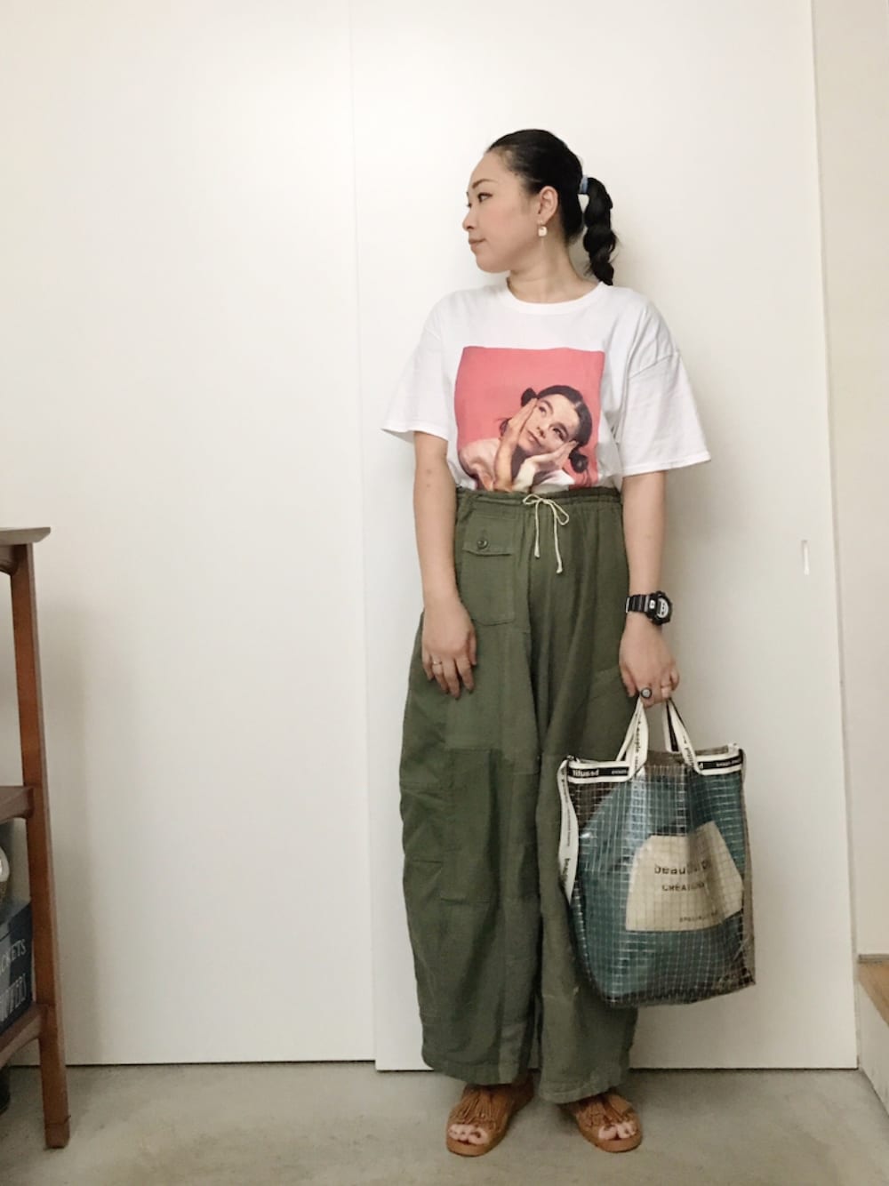 「ベンサン、便所サンダル、ヒザデルパンツ、ビョーク、Bjork、フォトT、ワイドパンツ、サンダル、bench、みつあみ」｜「JOURNAL STANDARDのBJORK×K.CUMMINS ビョーク01#（Tシャツ/カットソー、ホワイト系）」を使った、CA★RIさん（レディース・163cm）の夏コーディネートの1枚目の写真