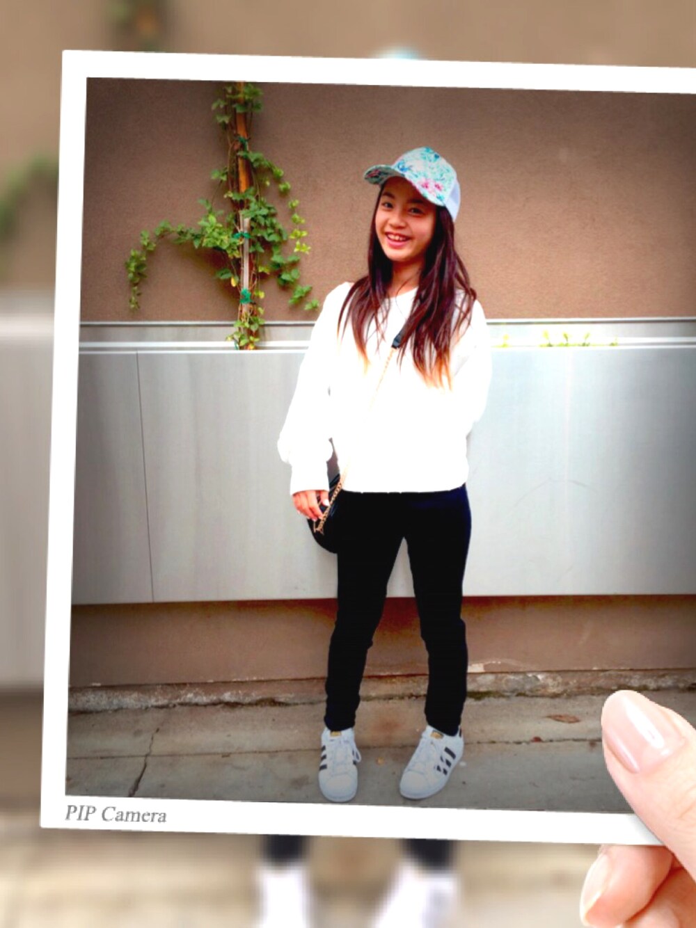 「ootd、casual、CAP、adidas、sporty、warm、ripped sweatshirt」｜「FOREVER 21のアイテム（スウェット、ホワイト系）」を使った、puppyloveMさん（キッズ・142cm）の冬コーディネートの1枚目の写真