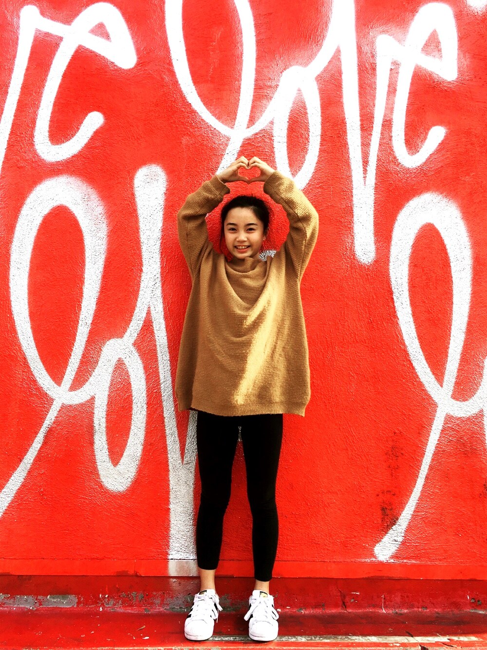 「ootd、simple、American style、adidas superstar、Cute」｜「FOREVER 21のアイテム（ニット/セーター、ブラウン系）」を使った、puppyloveMさん（キッズ・142cm）の冬コーディネートの1枚目の写真