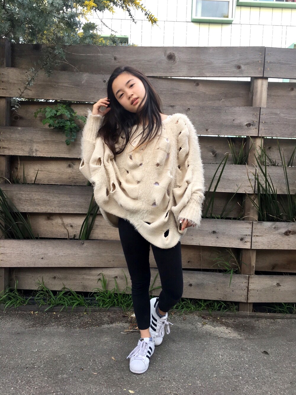 「ootd、casual、adidas superstar、simple、nitwear」｜「no brandのアイテム（ニット/セーター、ベージュ系）」を使った、puppyloveMさん（キッズ・142cm）の冬コーディネートの1枚目の写真