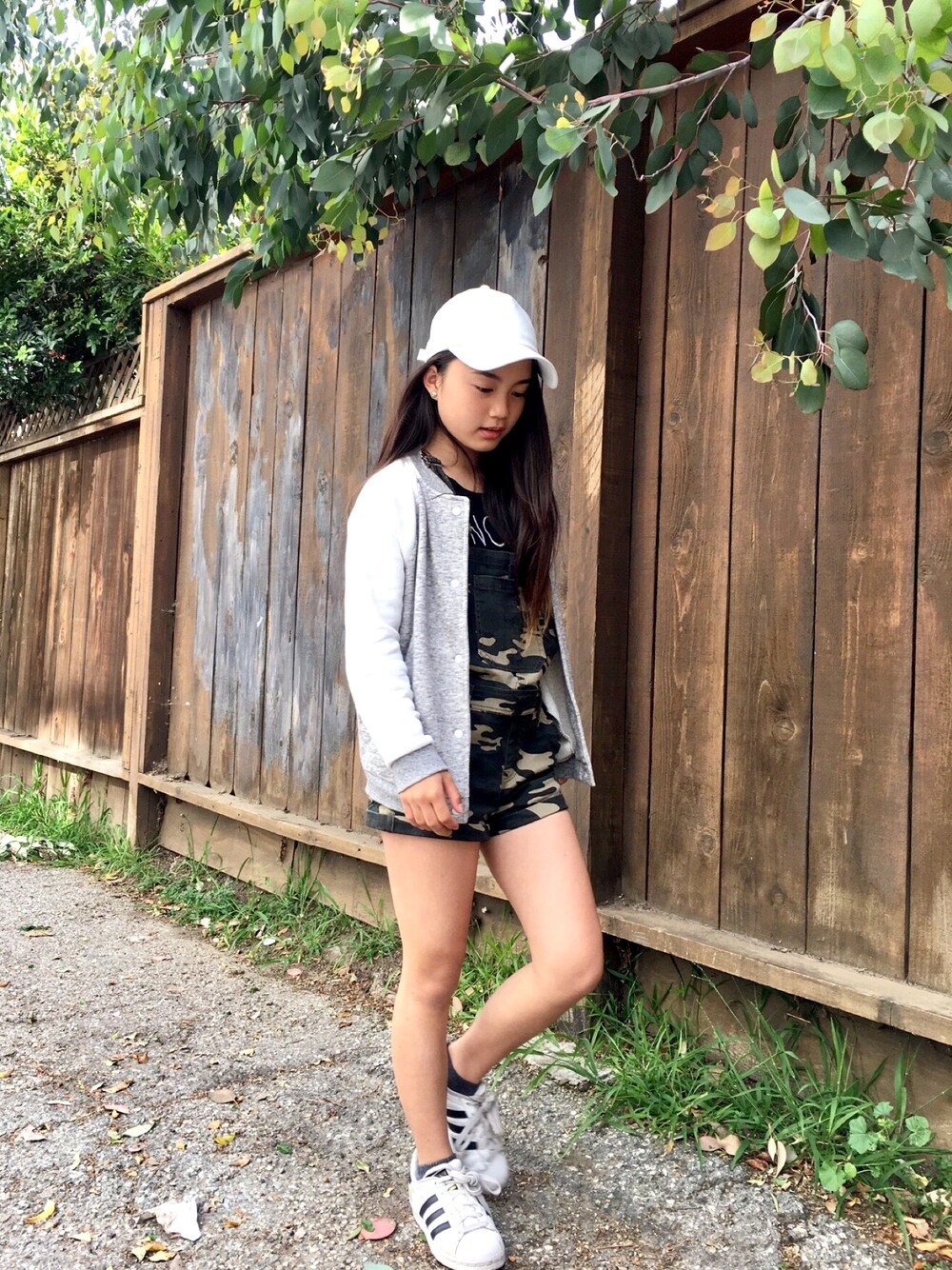 「ootd、summer、hat、sneakers、Cute、adidas、overall」｜「FOREVER 21のアイテム（つなぎ/オールインワン、グリーン系）」を使った、puppyloveMさん（キッズ・142cm）の春コーディネートの1枚目の写真