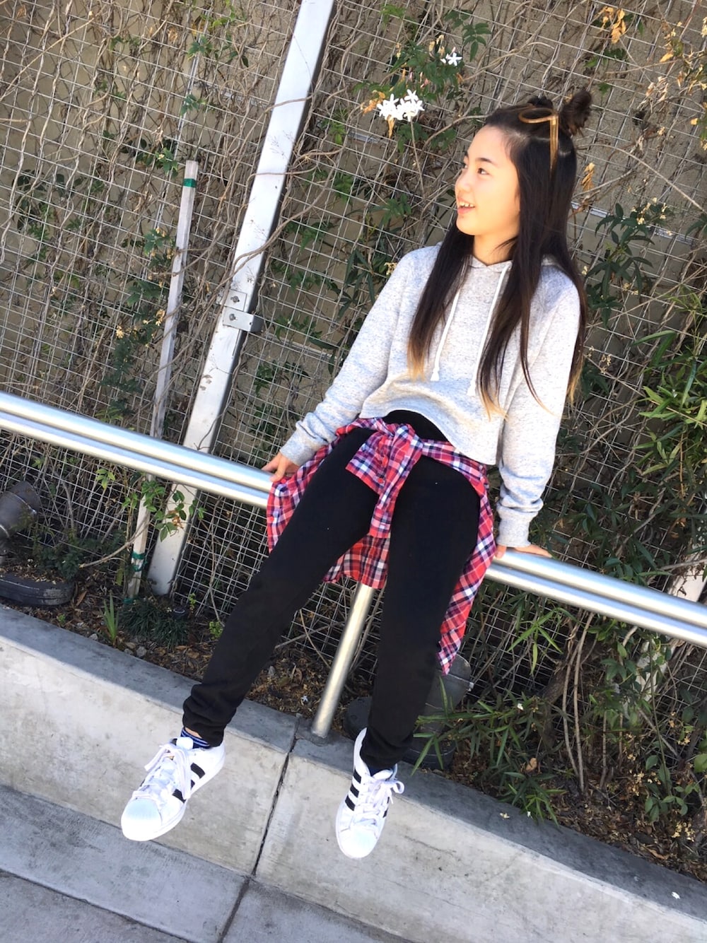「ootd、sneakers、adidas、sweatshirt、Sunglasses、sporty」｜「OLD NAVYのアイテム（その他パンツ、ブラック系）」を使った、puppyloveMさん（キッズ・142cm）の春コーディネートの1枚目の写真
