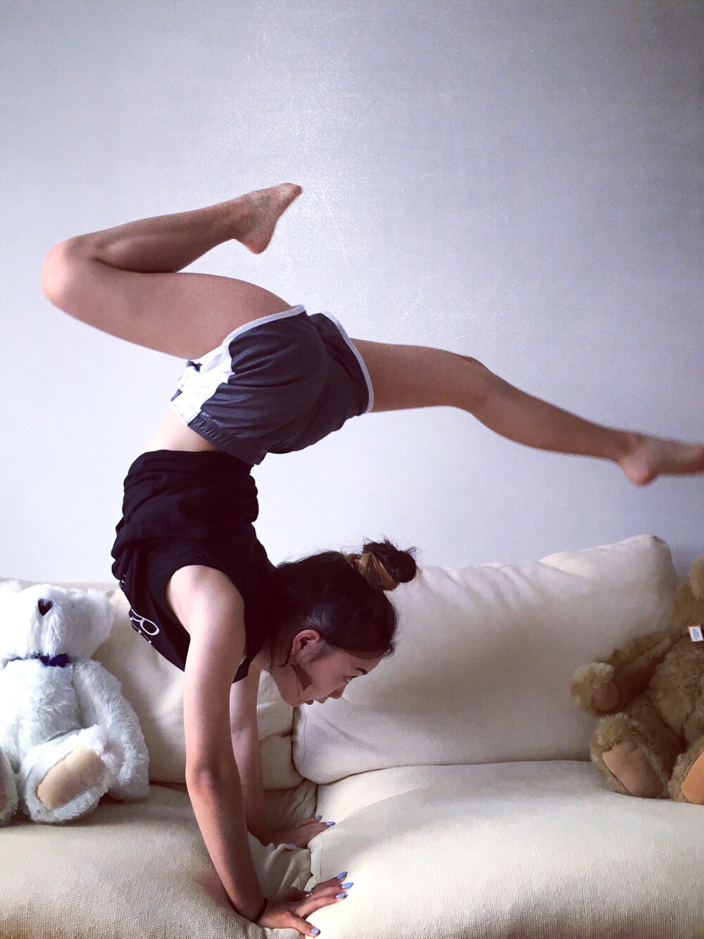 「summer、girl、sporty、shortpants、handstands、trendy、Cute」｜「justiceのアイテム（その他パンツ、グレー系）」を使った、puppyloveMさん（キッズ・142cm）の夏コーディネートの1枚目の写真