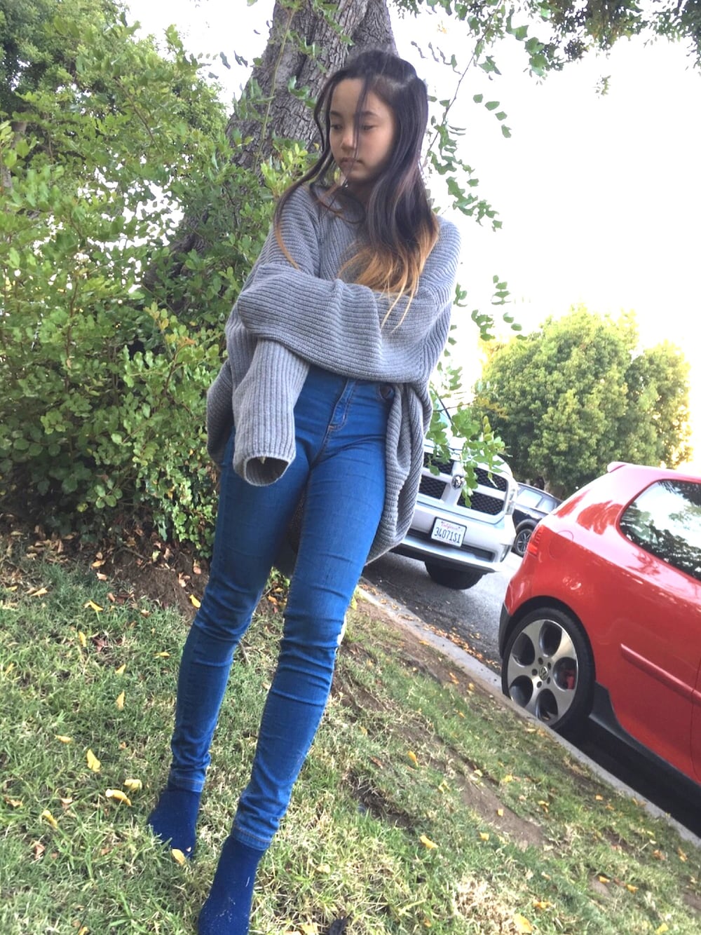 「girl、fall、VINTAGE、Skinnyjeans、Cute、soft」｜「URBAN OUTFITTERSのアイテム（ニット/セーター、グレー系）」を使った、puppyloveMさん（キッズ・150cm）の秋コーディネートの1枚目の写真