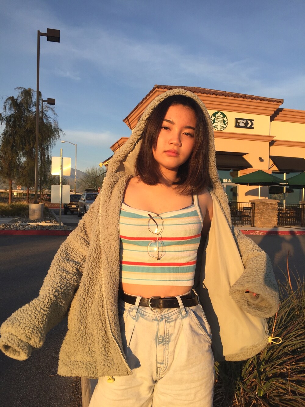 「furry、goldenhour、Boyfriend Jeans、STARBUCKS、spring」｜「URBAN OUTFITTERSのアイテム（キャミソール、その他）」を使った、puppyloveMさん（キッズ・153cm）の春コーディネートの1枚目の写真