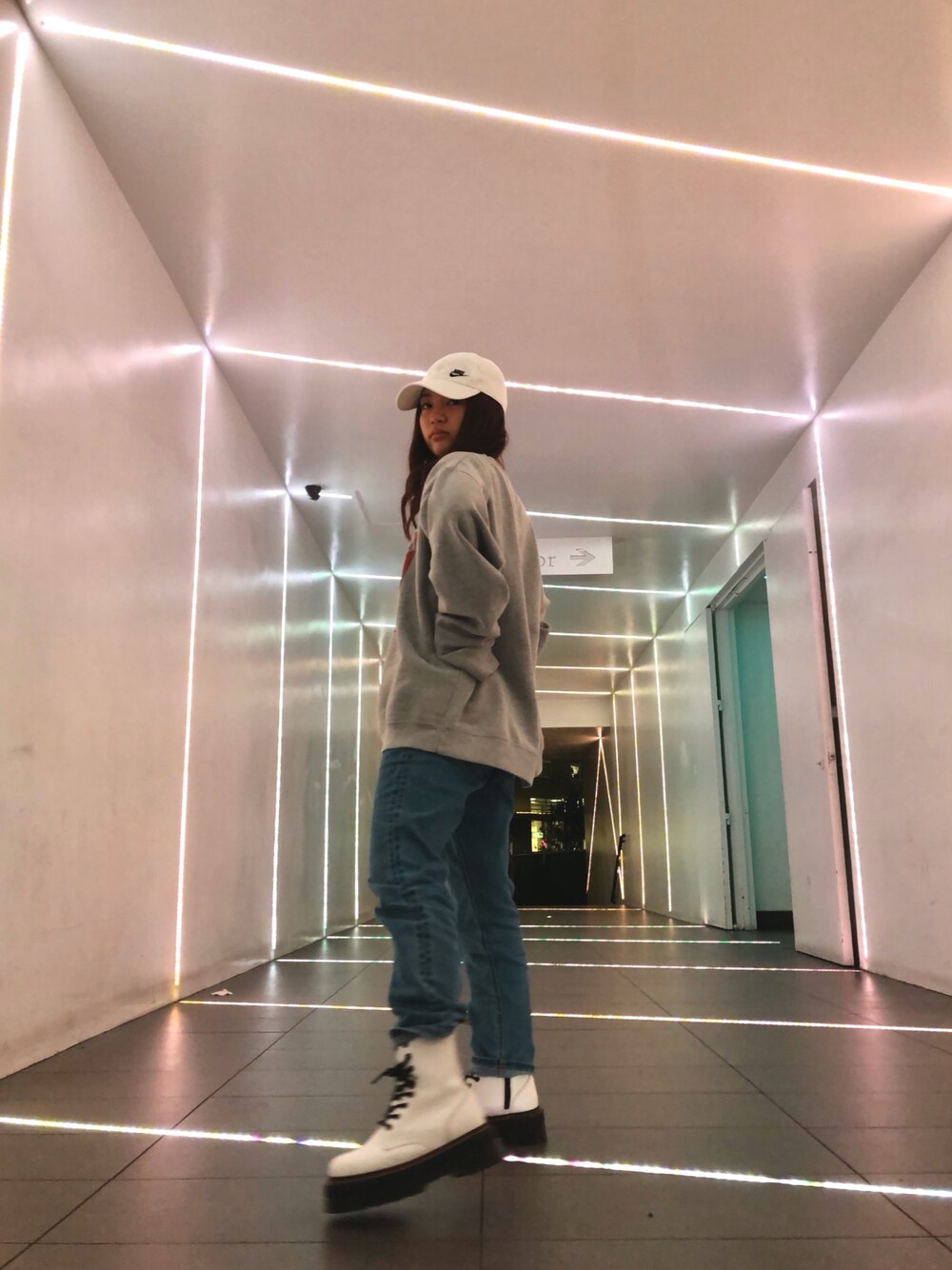 「sporty、girl、90’s、Boyfriend Jeans」｜「URBAN OUTFITTERSのアイテム（スウェット、グレー系）」を使った、puppyloveMさん（キッズ・153cm）の冬コーディネートの1枚目の写真