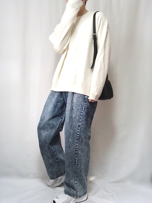 デニムパンツを使った「白スニーカー」の人気ファッションコーディネート WEAR デニムパンツを使った「白スニーカー」の人気ファッションコーディネート WEAR