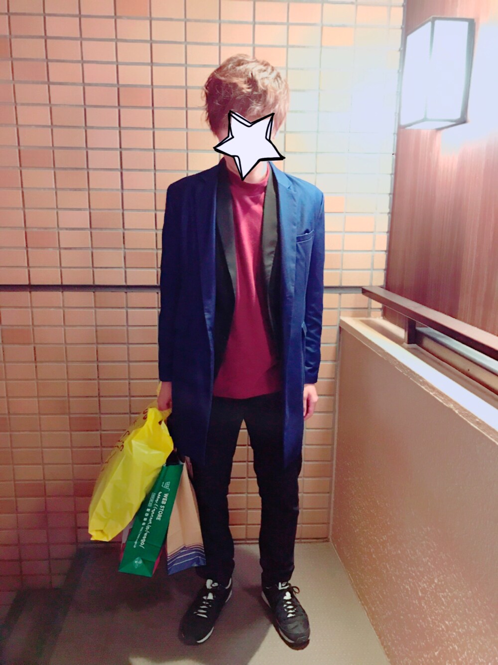 ブラック系のテーラードジャケット、レッド系のTシャツ/カットソー、ホワイト系のタンクトップを着用したメンズの冬コーディネートの1枚目の写真