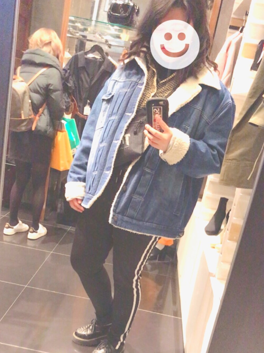 ブラック系のその他パンツ、その他のシャツ/ブラウス、ブラック系のショルダーバッグを着用したレディースの冬コーディネートの1枚目の写真