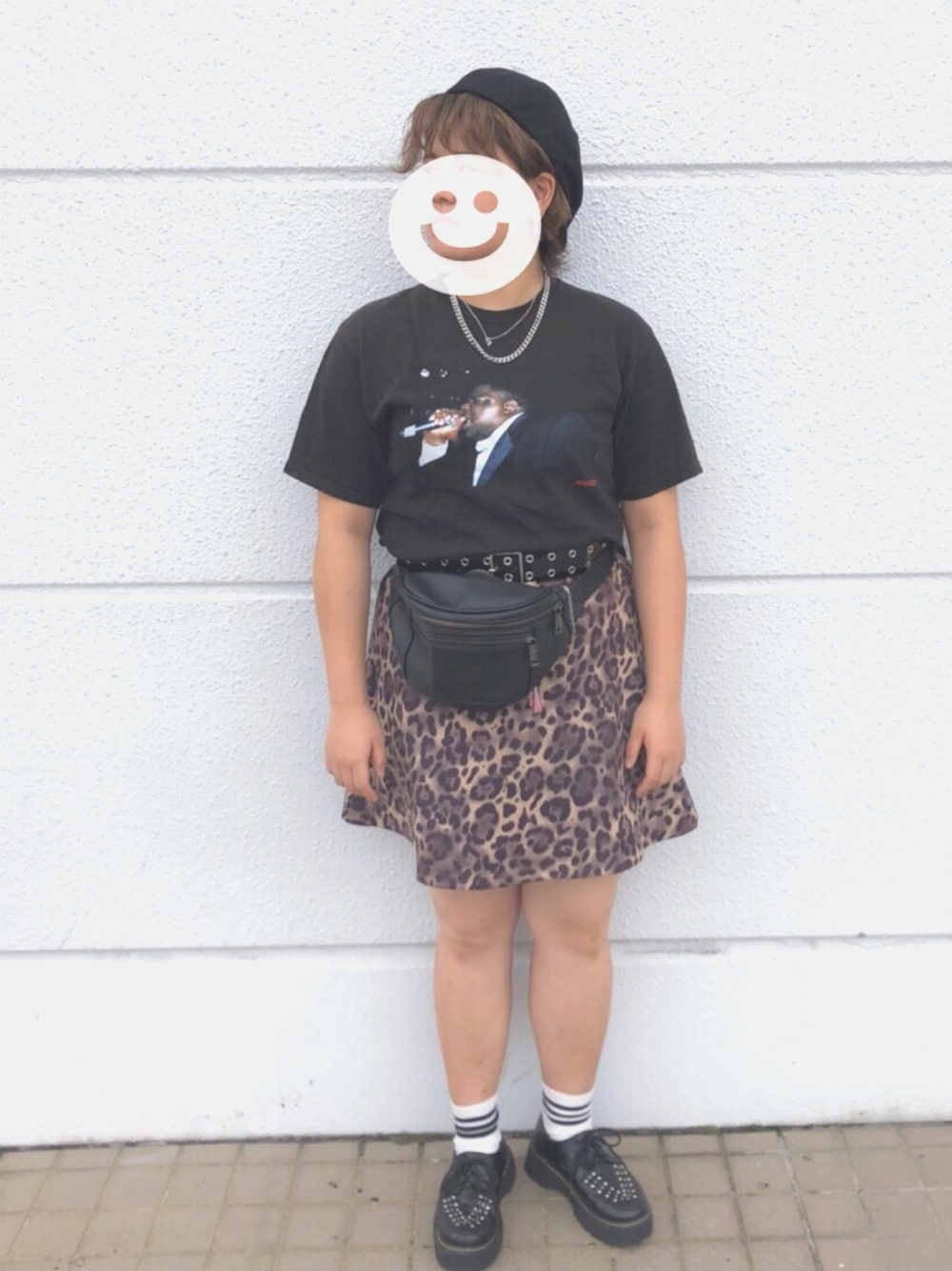 ブラウン系のスカート、ブラック系のTシャツ/カットソー、ブラック系のその他シューズを着用したレディースの秋コーディネートの1枚目の写真