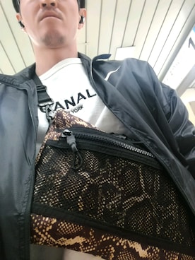 「パイソン柄」｜「アイテム（ナイロンジャケット）」を使った、omiさん（メンズ・172cm）の春コーディネート