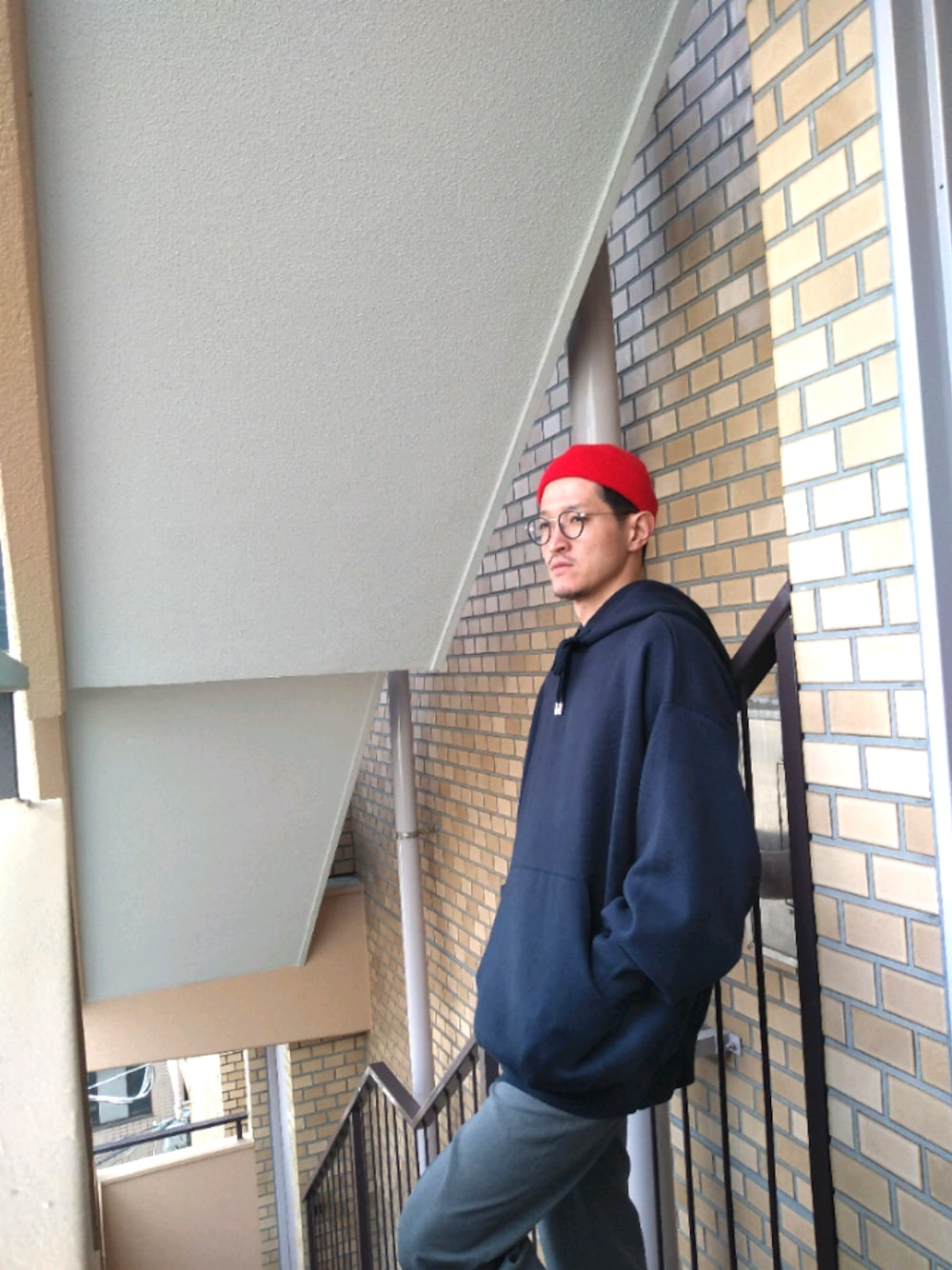 ブルー系のパーカーを着用したメンズの春コーディネートの1枚目の写真