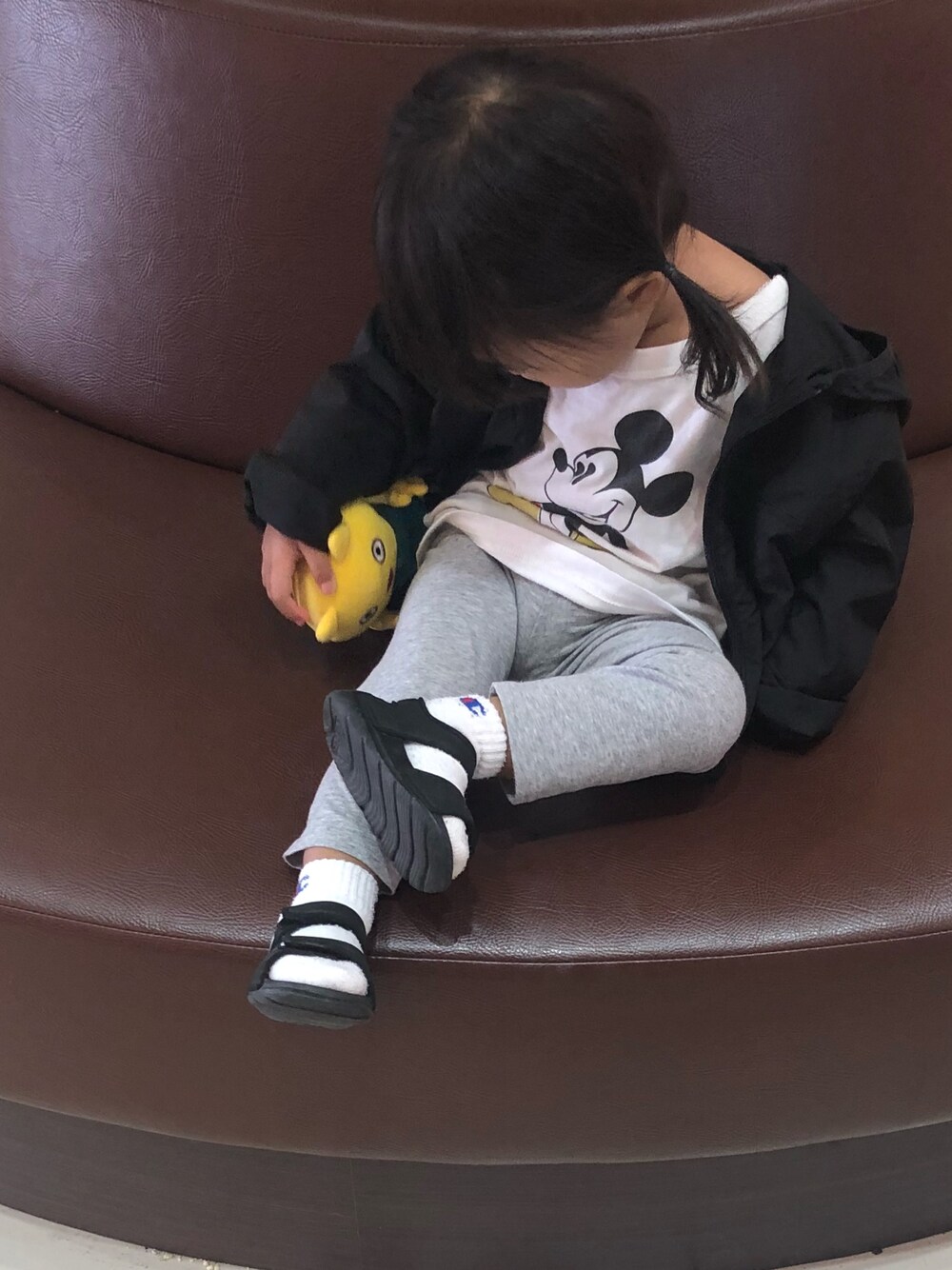 「秋冬コーデ、kids、カジュアルコーデ、キッズ、おしゃれさんと繋がりたい、スポーツミックス、ソックス×サンダル、ベビーコーデ、ユニクロ」｜「SHIPS KIDSのSHIPS KIDS:ロング スパッツ(80～90cm)（レギンス/スパッツ、グレー系）」を使った、mimoさん（キッズ・80cm）の秋コーディネートの1枚目の写真