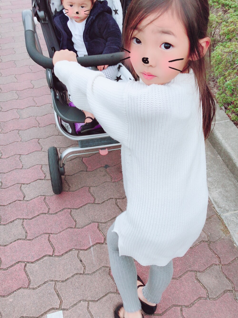 「秋のコーデ、おしゃれさんと繋がりたい、レギンス、リブレギンス、おんなのこ、kids、キッズファッション、キッズモデル、7歳」｜「GLOBAL WORKの【キッズ】７ゲージボトルネックニット長袖/727301 （ニット/セーター、ホワイト系）」を使った、mimoさん（キッズ・80cm）の秋コーディネートの1枚目の写真