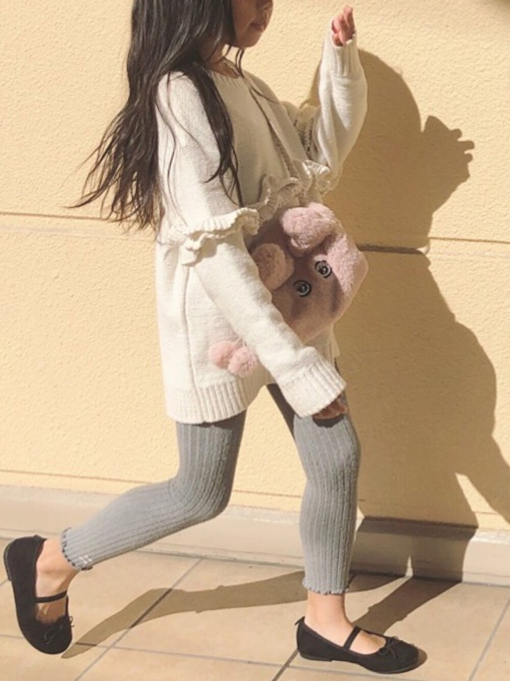 「秋冬コーデ、ザラジョ、キッズコーデ、カジュアルコーデ、女の子コーデ、オーバーサイズ、キッズファッション、キッズモデル、ootd、今日のコーデ」｜「ZARA KIDSのアイテム（ショルダーバッグ、ピンク系）」を使った、mimoさん（キッズ・80cm）の秋コーディネートの1枚目の写真