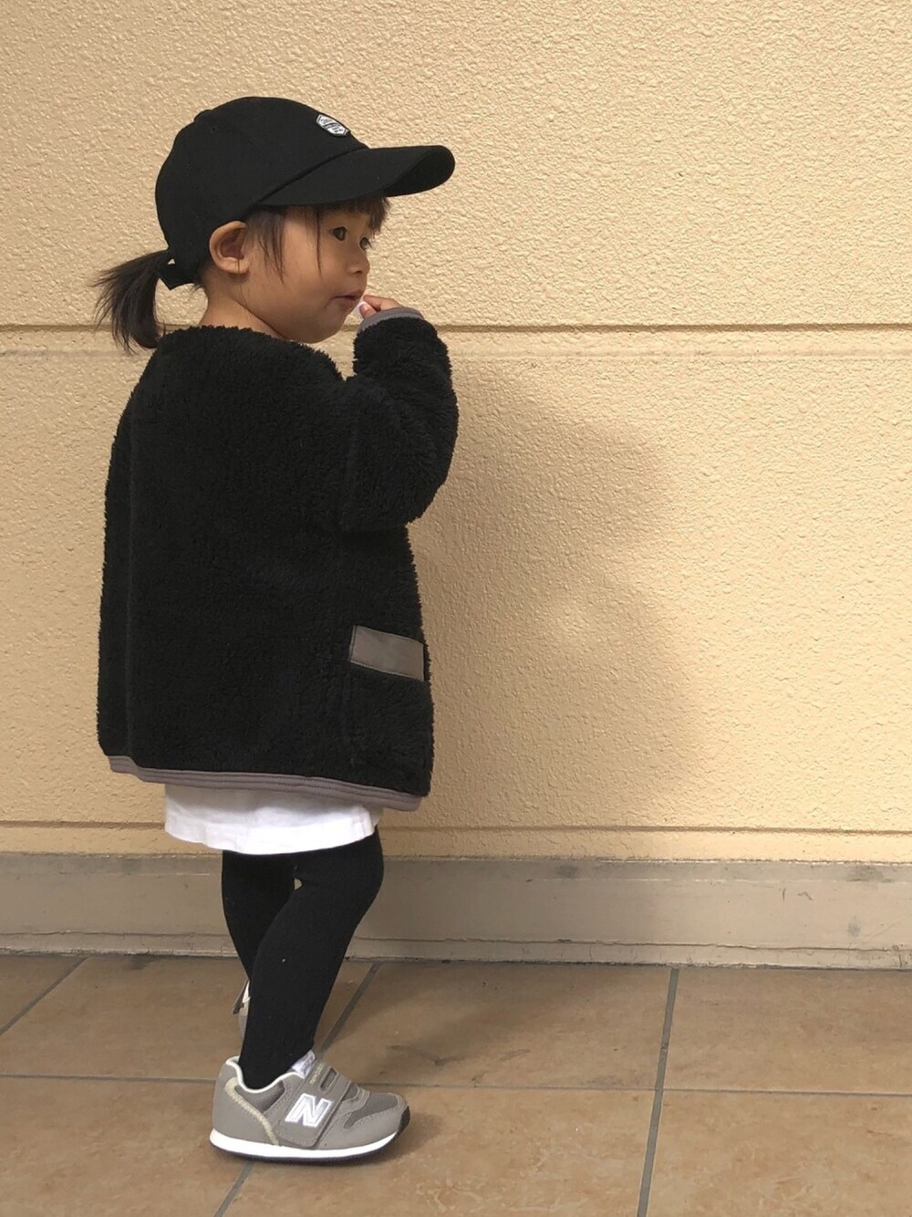 「キッズコーデ、おんなのこ、休日スタイル、UNIQLO、もこもこ、キャップ、2歳、スニーカー、カジュアル、スポーツミックス」｜「NEW BALANCEのFS996（スニーカー、グレー系）」を使った、mimoさん（キッズ・80cm）の秋コーディネートの1枚目の写真