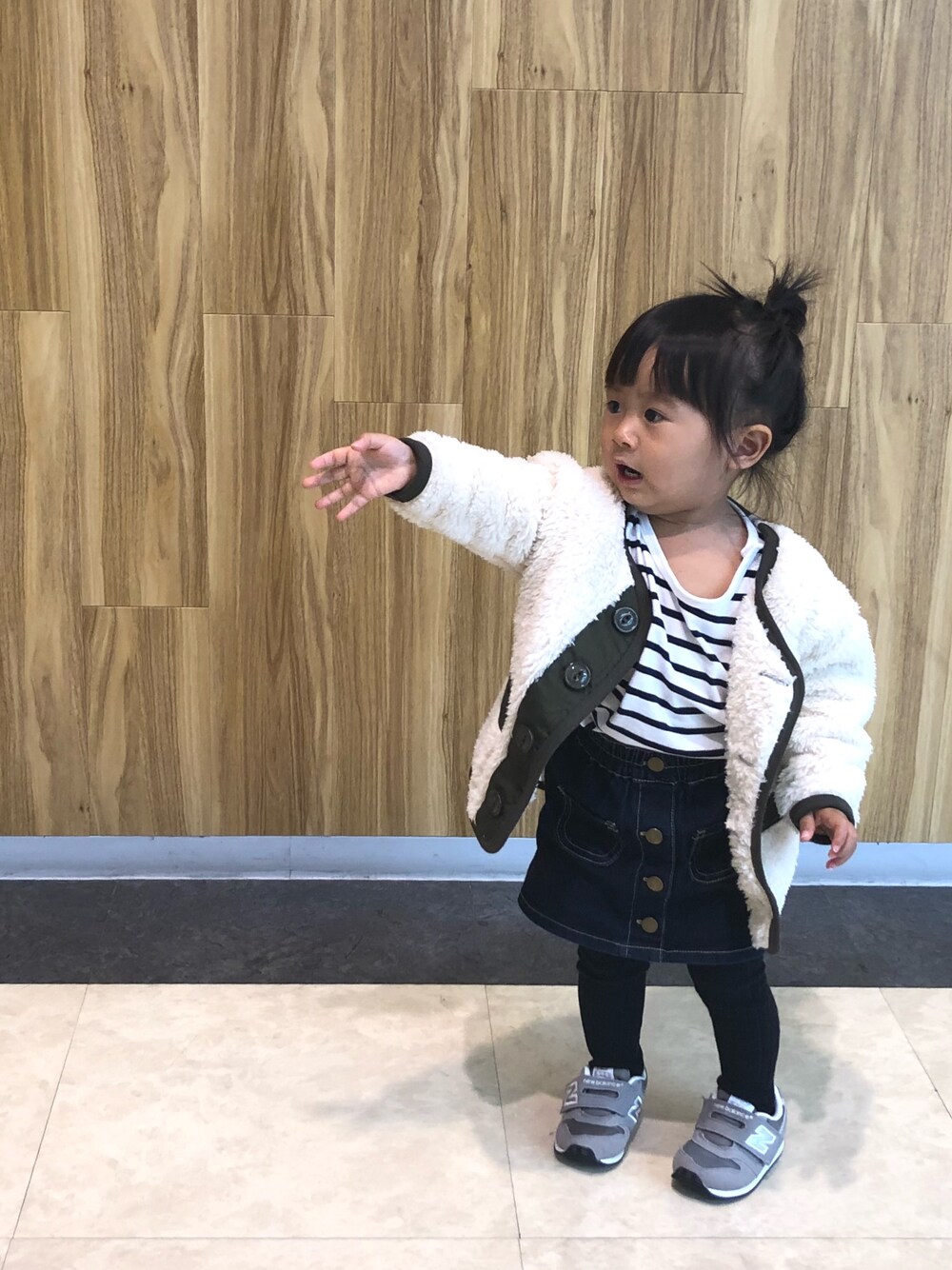 「キッズファッション、秋のコーデ、カジュアル、80cm、おんなのこ、ボーダー、ボア、今日のコーデ、おしゃれさんと繋がりたい」｜「BRANSHESの裾フリルボーダー半袖Tシャツ（Tシャツ/カットソー、ブルー系）」を使った、mimoさん（キッズ・80cm）の秋コーディネートの1枚目の写真