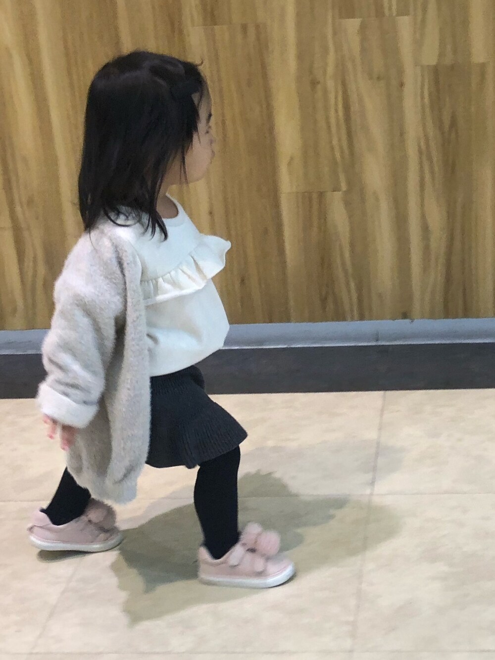 「キッズコーデ、秋冬コーデ、おしゃれさんと繋がりたい、ニットスカート、フレアスカート、カーディガン、ootd、女の子コーデ、2歳」｜「no brandのアイテム（スウェット、ピンク系）」を使った、mimoさん（キッズ・80cm）の秋コーディネートの1枚目の写真