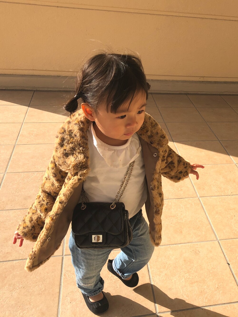 「おしゃれさんと繋がりたい、女の子コーデ、デニムパンツ、おんなのこ、レオパード、ファーコート、冬、H&M、ootd、2歳」｜「H&Mのアイテム（デニムパンツ、ブルー系）」を使った、mimoさん（キッズ・80cm）の秋コーディネートの1枚目の写真