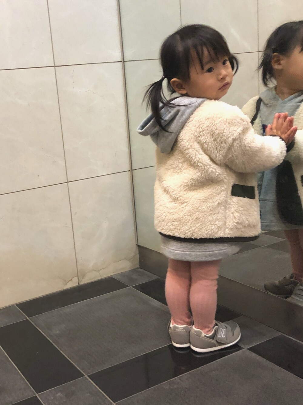 「秋冬コーデ、2歳、おんなのこ、カジュアル、スニーカー、ニューバランス、チャンピオン、パーカーワンピース、カラータイツ」｜「NEW BALANCEのFS996（スニーカー、グレー系）」を使った、mimoさん（キッズ・125cm）の冬コーディネートの1枚目の写真
