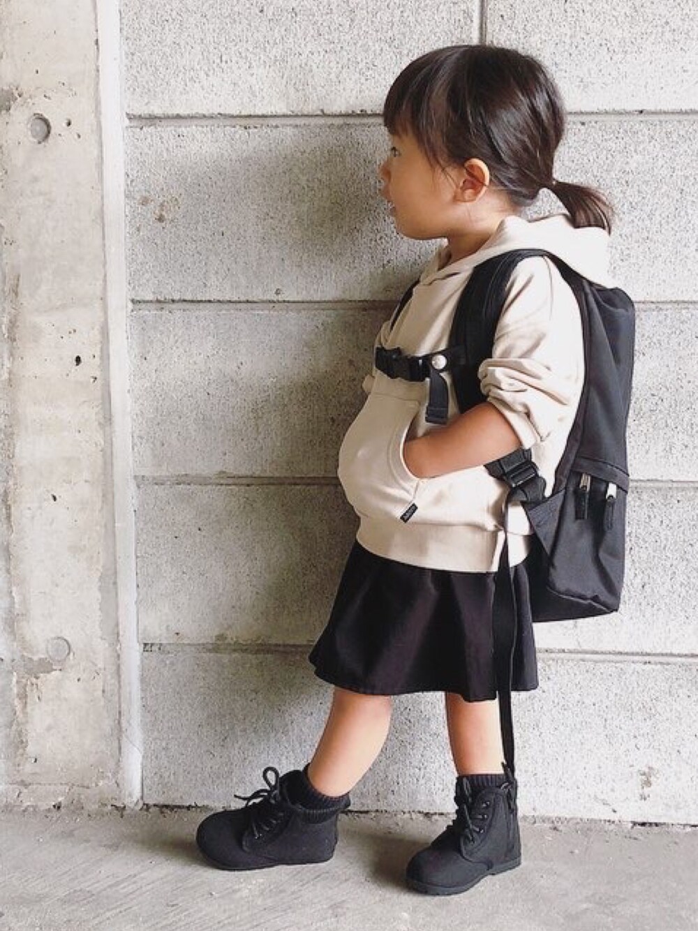 「秋コーデ、カジュアル、スポーツミックス、オーバーサイズ、フーディー、女の子、ベビーコーデ、おしゃれさんと繋がりたい、outfit、kids」｜「American Apparelのアイテム（スカート、ブラック系）」を使った、mimoさん（キッズ・90cm）の秋コーディネートの1枚目の写真