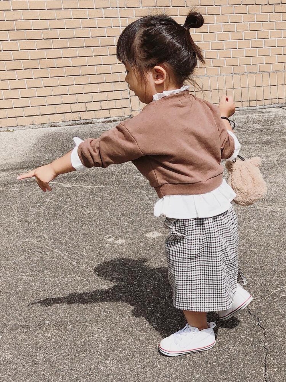 「秋コーデ、女の子、ベビーコーデ、スニーカー、スウェット、おしゃれさんと繋がりたい、outfit、kids、3歳」｜「GLOBAL WORKの【キッズ】サスツキチェックタイトスカート/821611（スカート、グレー系）」を使った、mimoさん（キッズ・90cm）の秋コーディネートの1枚目の写真