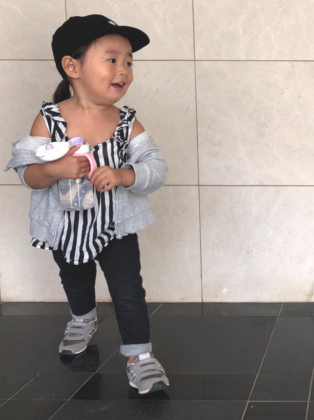 「秋コーデ、スポーツミックス、キャップ、スニーカー、パーカー、女の子、ベビーコーデ、3歳、おしゃれさんと繋がりたい」｜「NEW BALANCEのNew Balance (ニューバランス) FS996（スニーカー、グレー系）」を使った、mimoさん（キッズ・90cm）の秋コーディネートの1枚目の写真