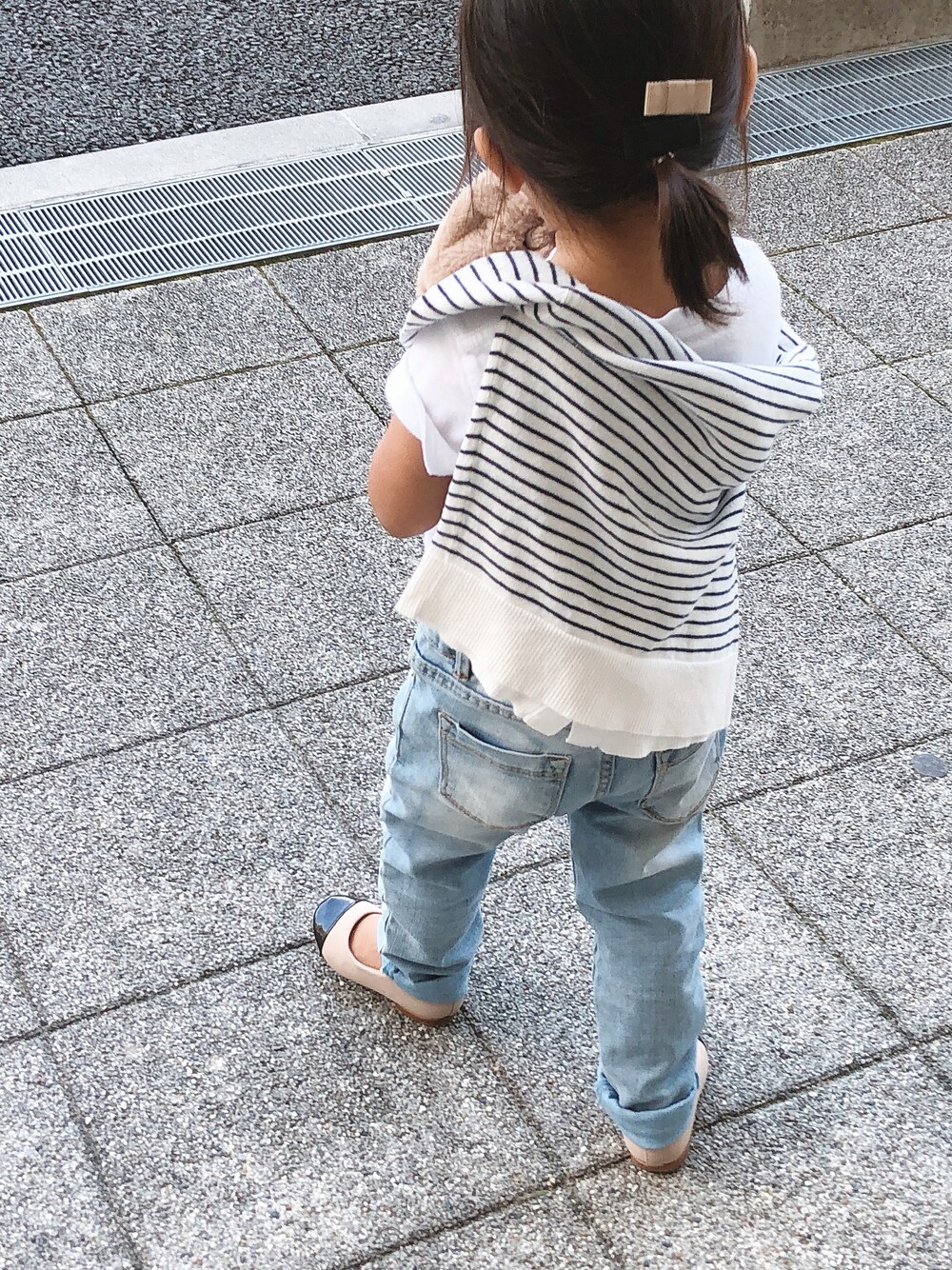 「秋コーデ、カジュアル、女の子、ベビーコーデ、3歳、おしゃれさんと繋がりたい、デニム、kids」｜「pciu enfantのアイテム（バレッタ/ヘアクリップ、ブラック系）」を使った、mimoさん（キッズ・90cm）の秋コーディネートの1枚目の写真