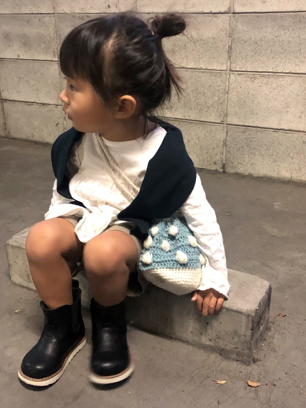 「キッズコーデ、3歳、キッズファッション、kids、巾着バッグ、ポップコーンニット、ハンドメイド、ブーツ」｜「西松屋のアイテム（ブーツ、ブラック系）」を使った、mimoさん（キッズ・90cm）の秋コーディネートの1枚目の写真