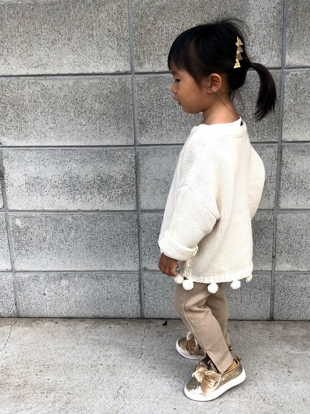 「秋コーデ、ゴールドアクセ、スリッポン、kids、女の子、シンプル、3歳、スニーカーコーデ、wearhalloween2019」｜「DAISOのアイテム（バレッタ/ヘアクリップ、ゴールド系）」を使った、mimoさん（キッズ・90cm）の秋コーディネートの1枚目の写真