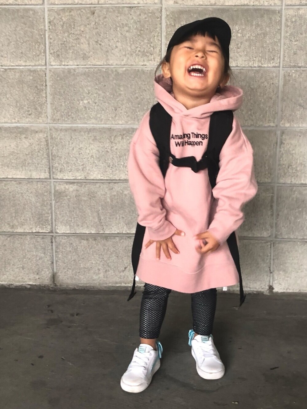 「キッズコーデ、秋コーデ、女の子コーデ、フーディー、ootd、kids、秋のコーデ、子供服、パーカーワンピース」｜「UNIQLOのGIRLS RISE AGAIN BY VERDY スウェットチュニック（長袖）（パーカー、ピンク系）」を使った、mimoさん（キッズ・90cm）の秋コーディネートの1枚目の写真