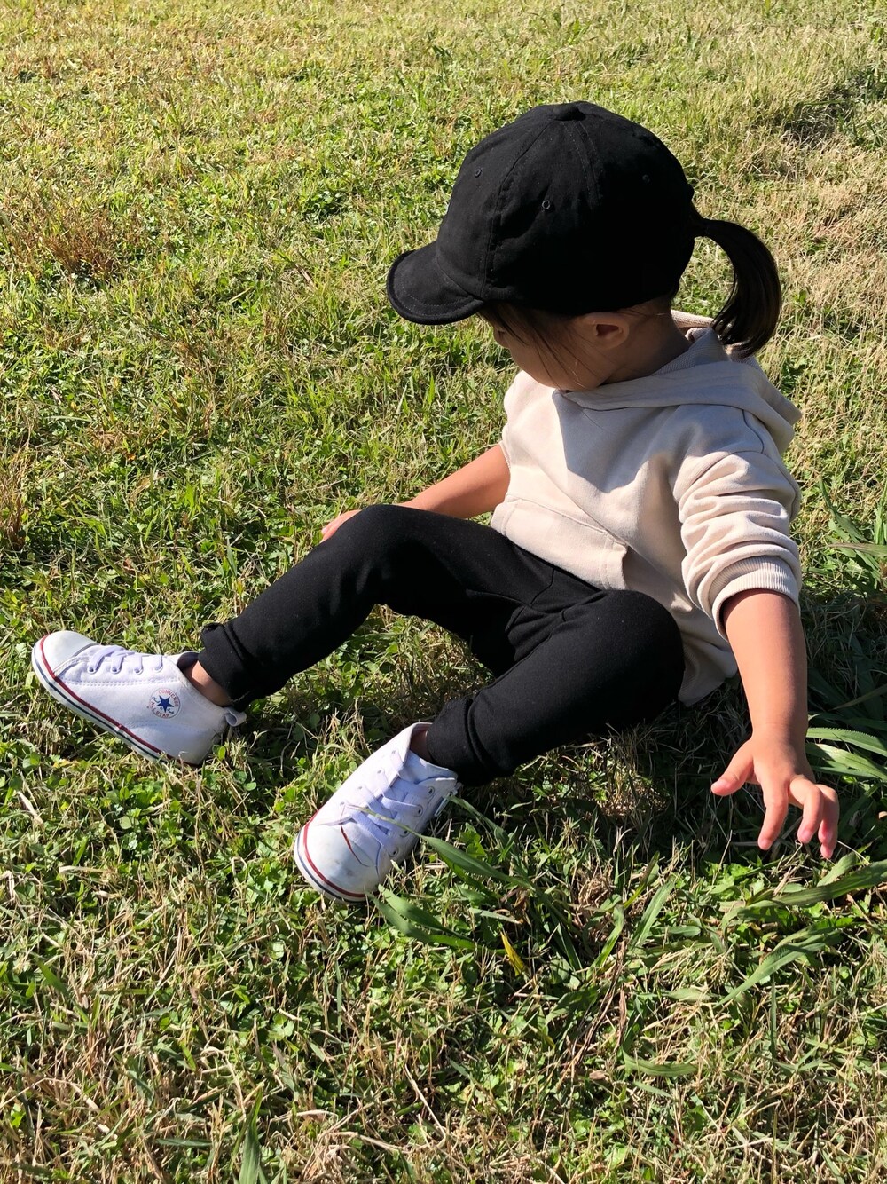 「キッズコーデ、秋コーデ、フーディー、パーカー、レギンス、スニーカー、女の子、スポーティ、Polo Ralph Lauren」｜「CONVERSEのconverse(コンバース) BABY ALL STAR N Z(ベビーオールスターNZ)（スニーカー、ホワイト系）」を使った、mimoさん（キッズ・90cm）の秋コーディネートの1枚目の写真
