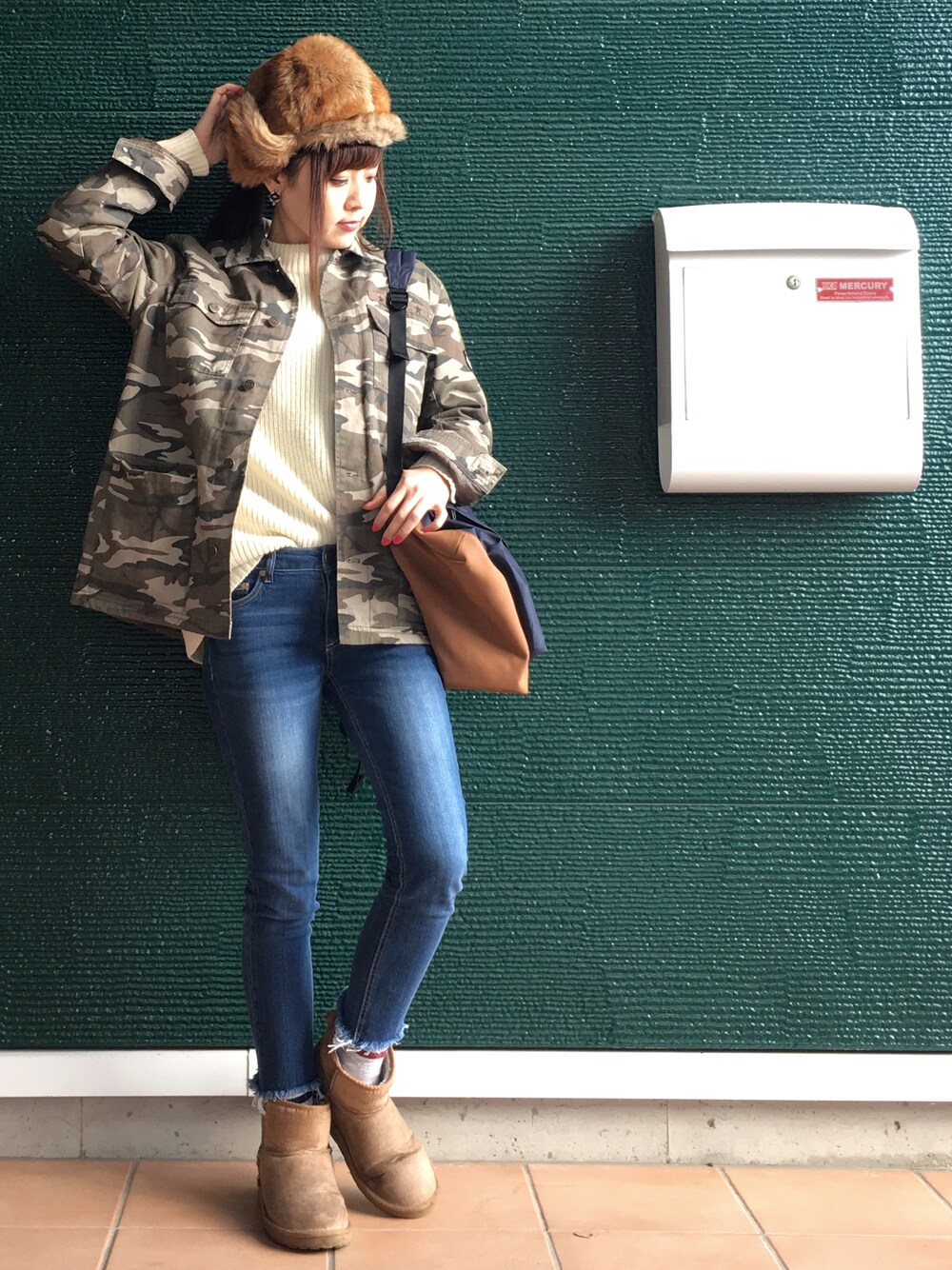 「ootd、スキニーデニム、迷彩ジャケット、ファー小物、アベイル、しまむら、コーディネート」｜「Ungridのアイテム（キャップ、ブラウン系）」を使った、あむさん（レディース・166cm）の冬コーディネートの1枚目の写真